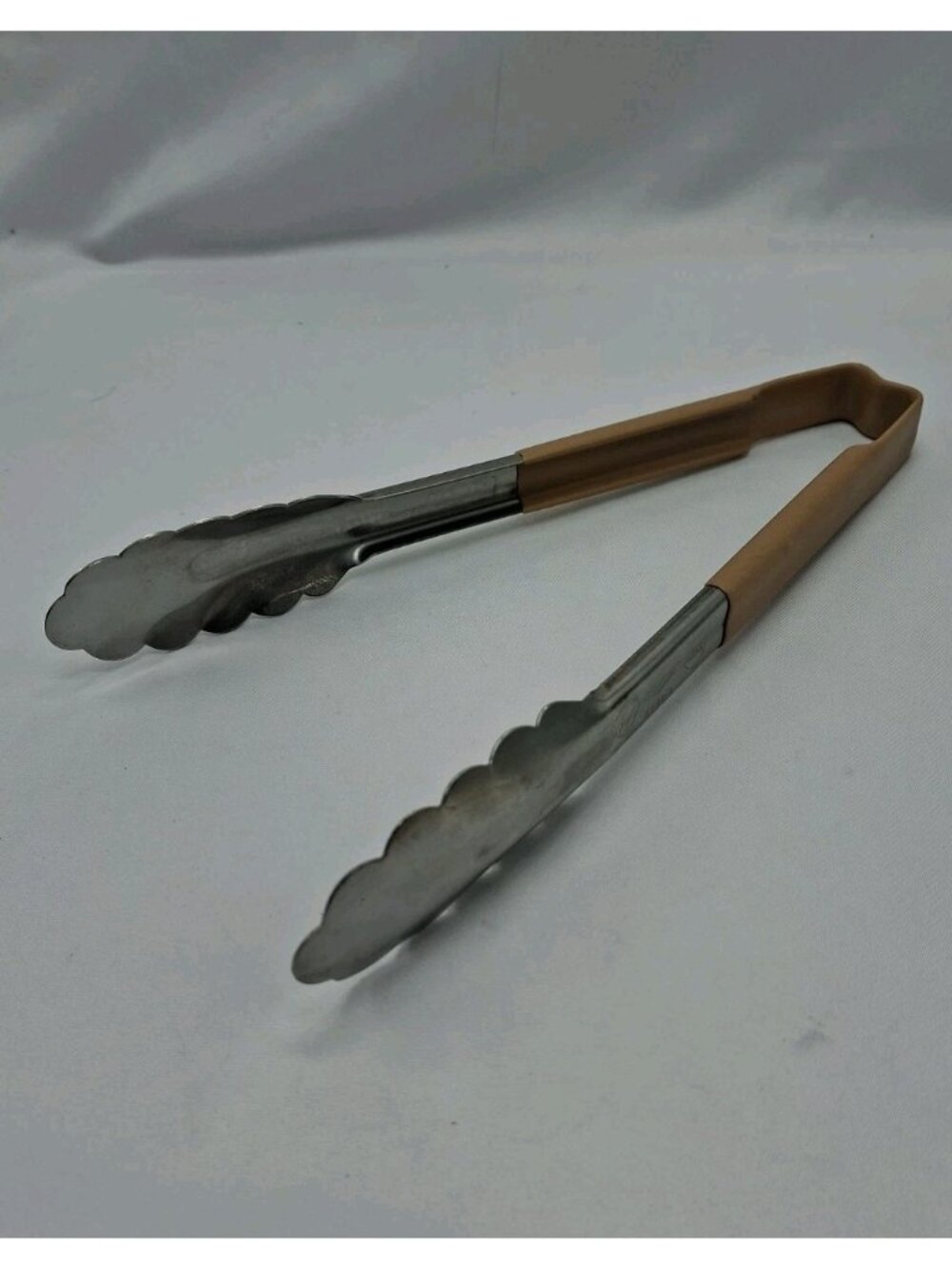 Vollrath 4780960 Jacob's Pride® 9-1/2" Stainless Steel Scalloped Tongs -Tan